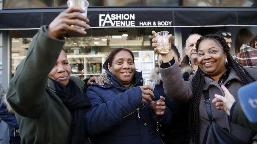 Vecinos y premiados, celebrando el Gordo.  // Efe