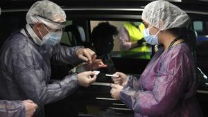 rpaniagua53313001 pla mitj  de dos membres de l operativa per a la realitzaci 200504170846