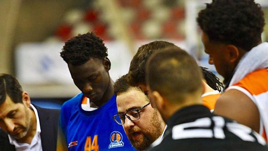 Sergio García, con sus jugadores en el partido ante Melilla.