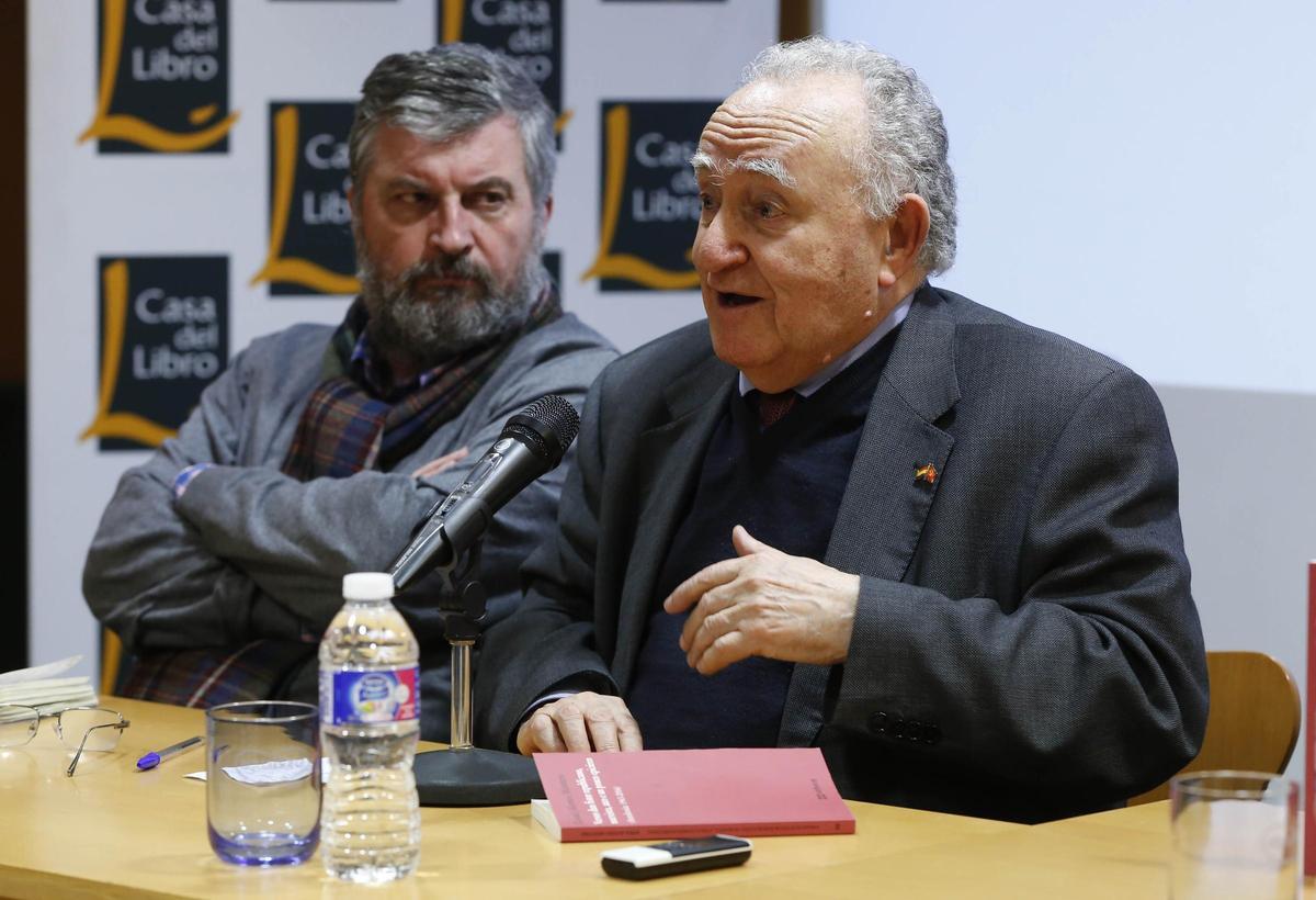 Manuel Bragado (i.) e Xesús Alonso Montero (d.) durante a presentación dun dos seus últimos libros no 2017
