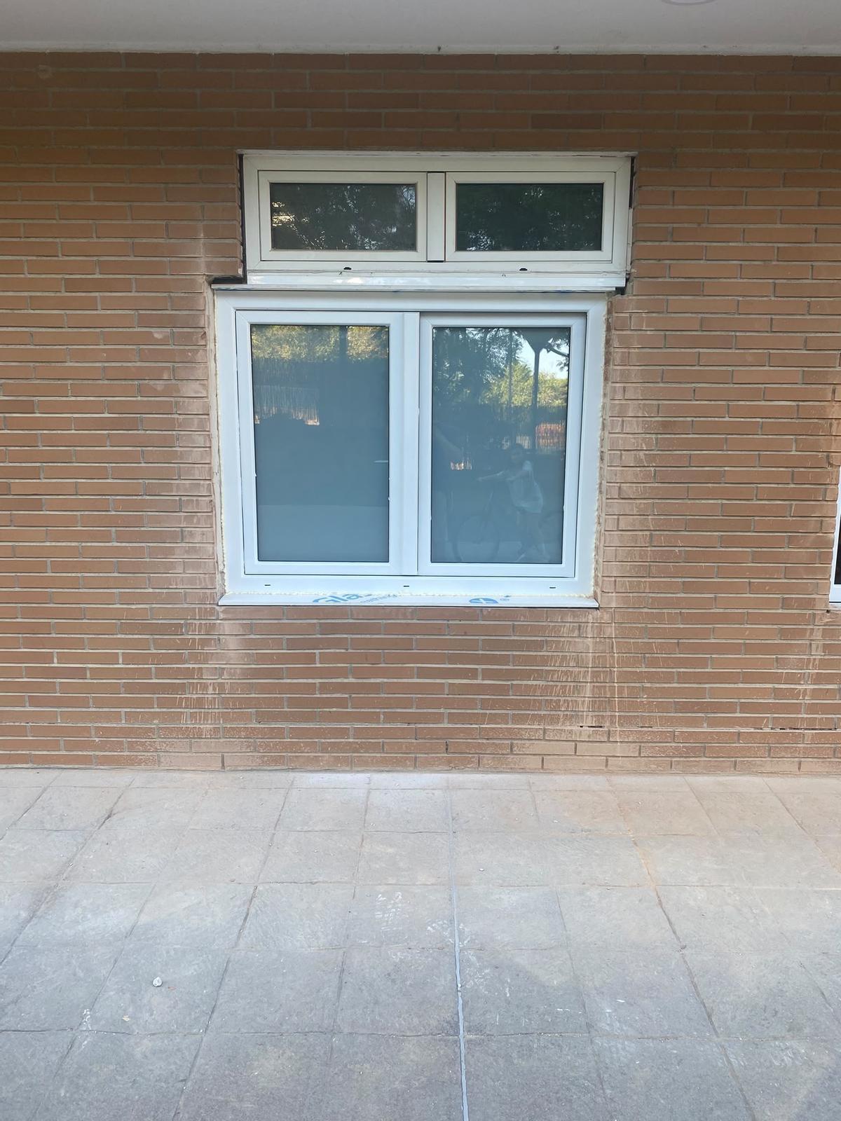 Una de las ventanas abiertas en las zonas comunes de la comunidad de la calle Carlos Cortina, 5