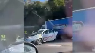 Una colisión entre dos camiones y un coche de autoescuela deja dos heridos en la A-54 en Santiago