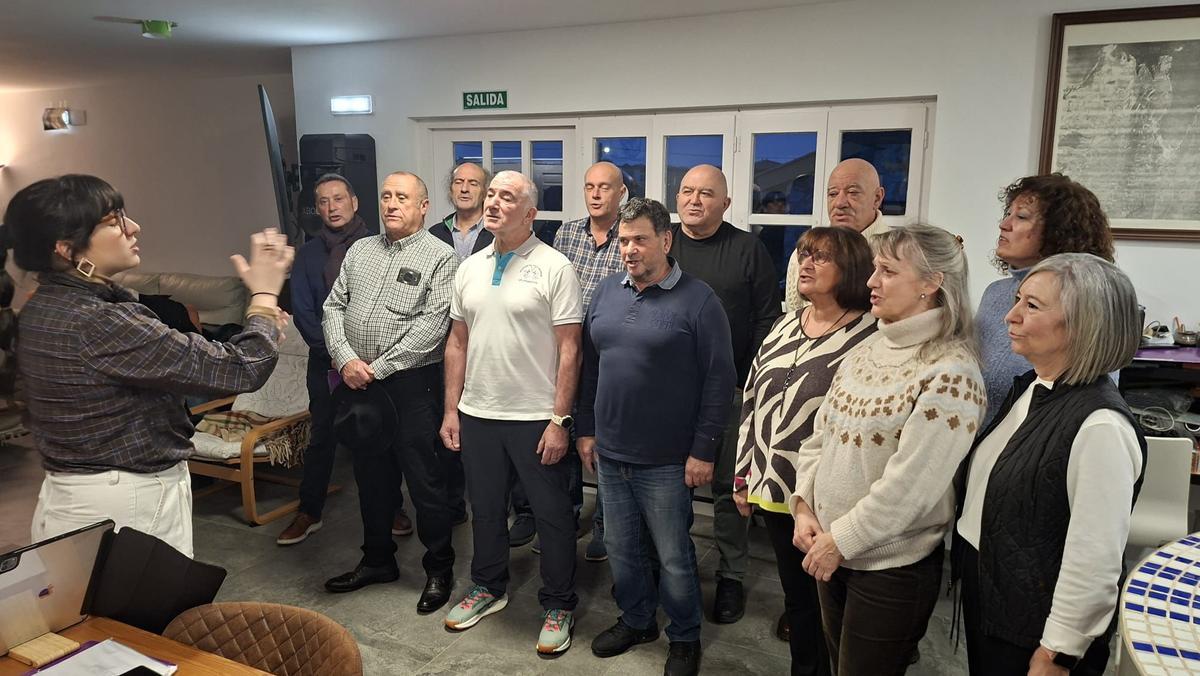 Virginia Fernández dirige el coro de Las delicias de Güela durante un ensayo.