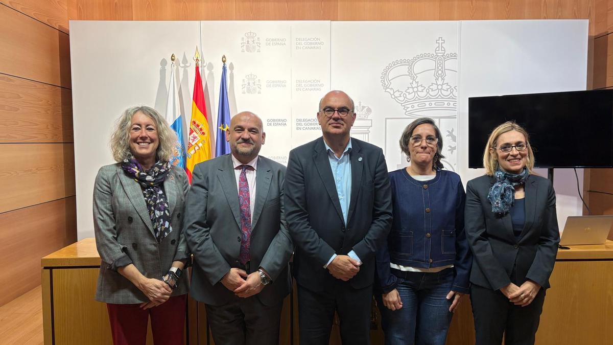 El jefe provincial de la DGT en Santa Cruz de Tenerife, Fulgencio Marín; Anselmo Pestana, delegado del Gobierno en Canarias; la delegada en Canarias de STOP Accidentes, Zeltia Rodríguez. y Eva Canitrot, jefa provincial de Tráfico en Las Palmas de la Dirección General de Tráfico;