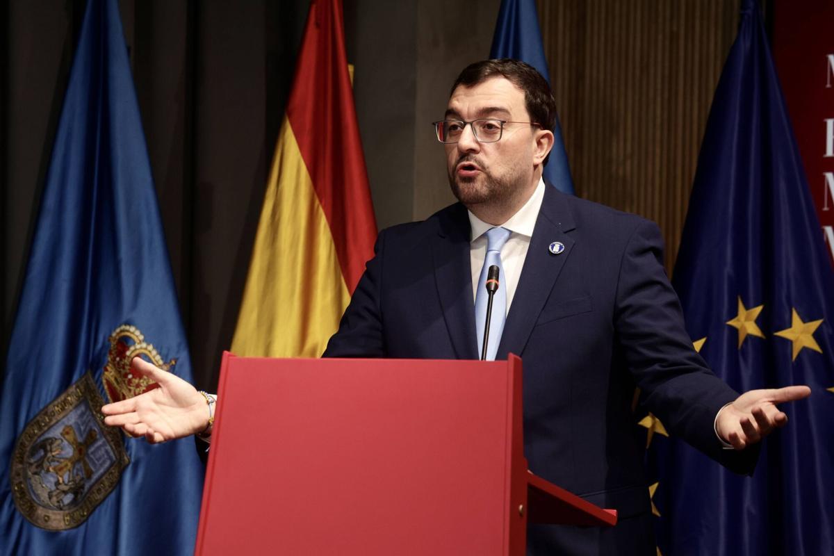 EN IMÁGENES: Margarita Robles recibe la Medalla de Oro de la Cámara de Comercio de Oviedo EN IMÁGENES: Margarita Robles recibe la Medalla de Oro de la Cámara de Comercio de Oviedo