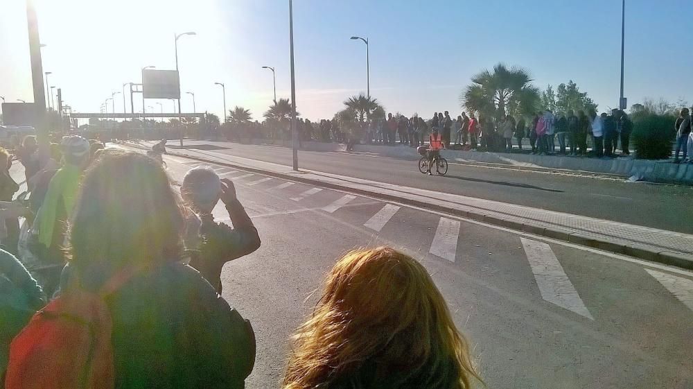 Más de 7.000 atletas tomaron la salida en una prueba que gozó de unas buenas condiciones para correr y que acabó encumbrando, de nuevo, al corredor del club Cueva de Nerja Abdelhadi El Mouaziz