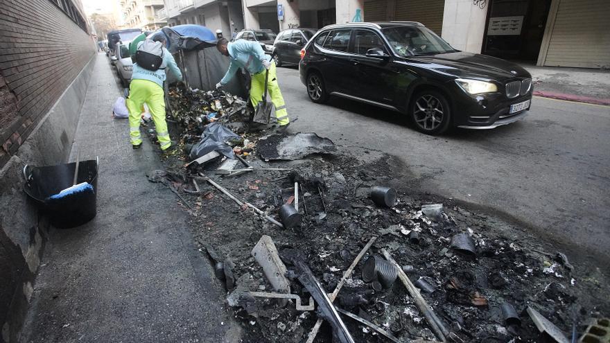 Un incendi de contenidors acaba amb un cotxe cremat i amb danys en una escola de Girona