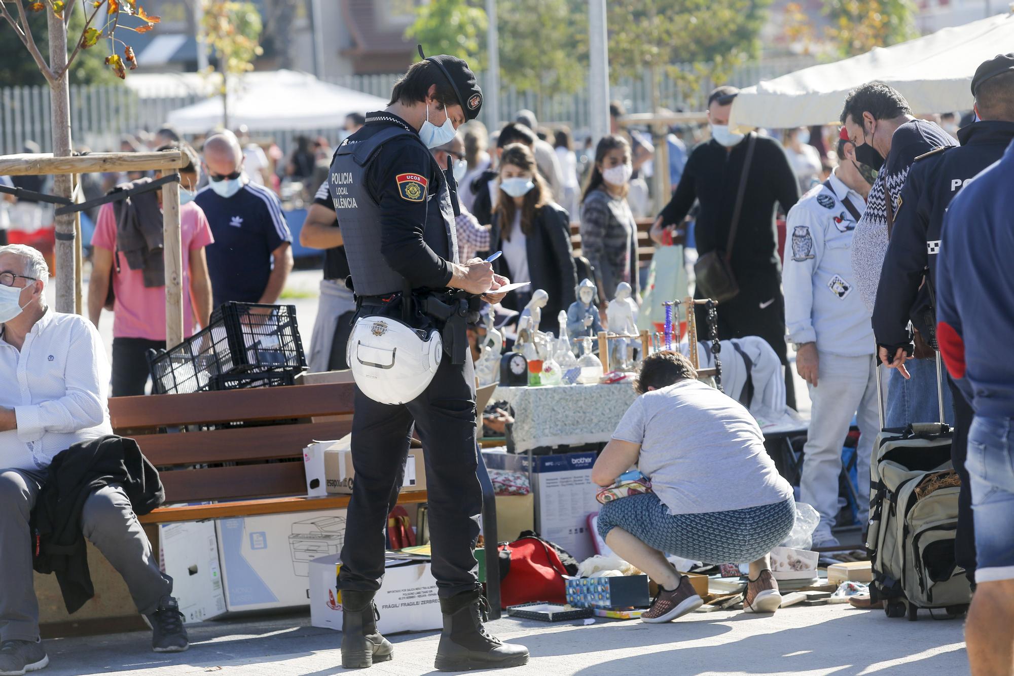 Rastro de València sin distancias de seguridad