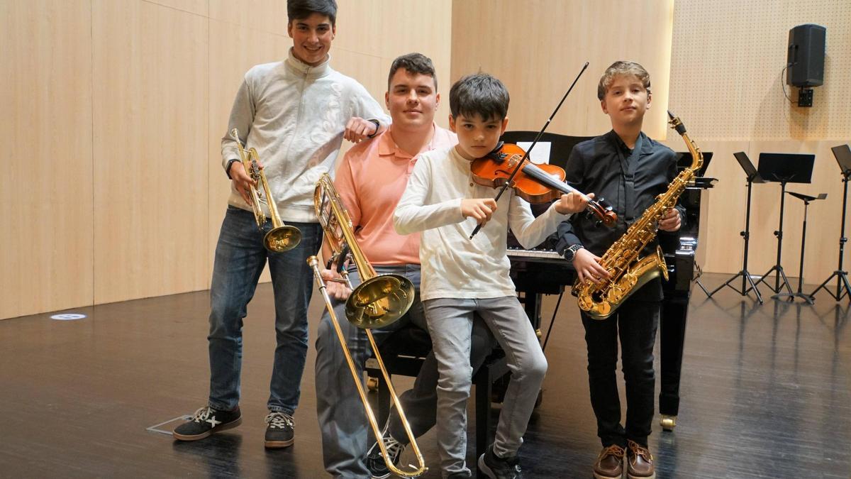 Isaac James Cañada Sengelow, Sergio Manteiga García, Haritz de los Santos Bermejo y Xian González Vázquez, en el Conservatorio de Santiago