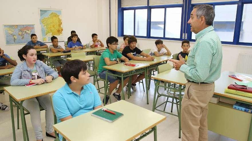 Un profesor da clase a unos alumnos de Secundaria en Ourense. // Iñaki Osorio