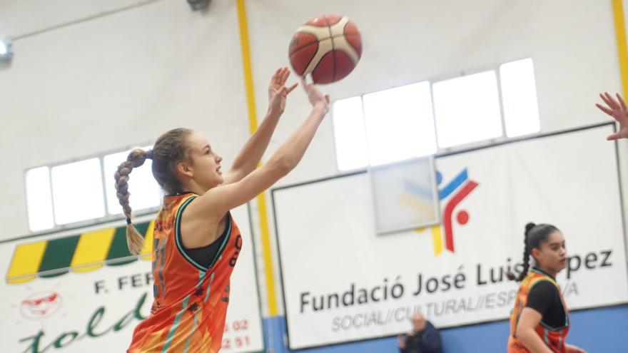 Una jugadora del València BC en un partido del torneo.