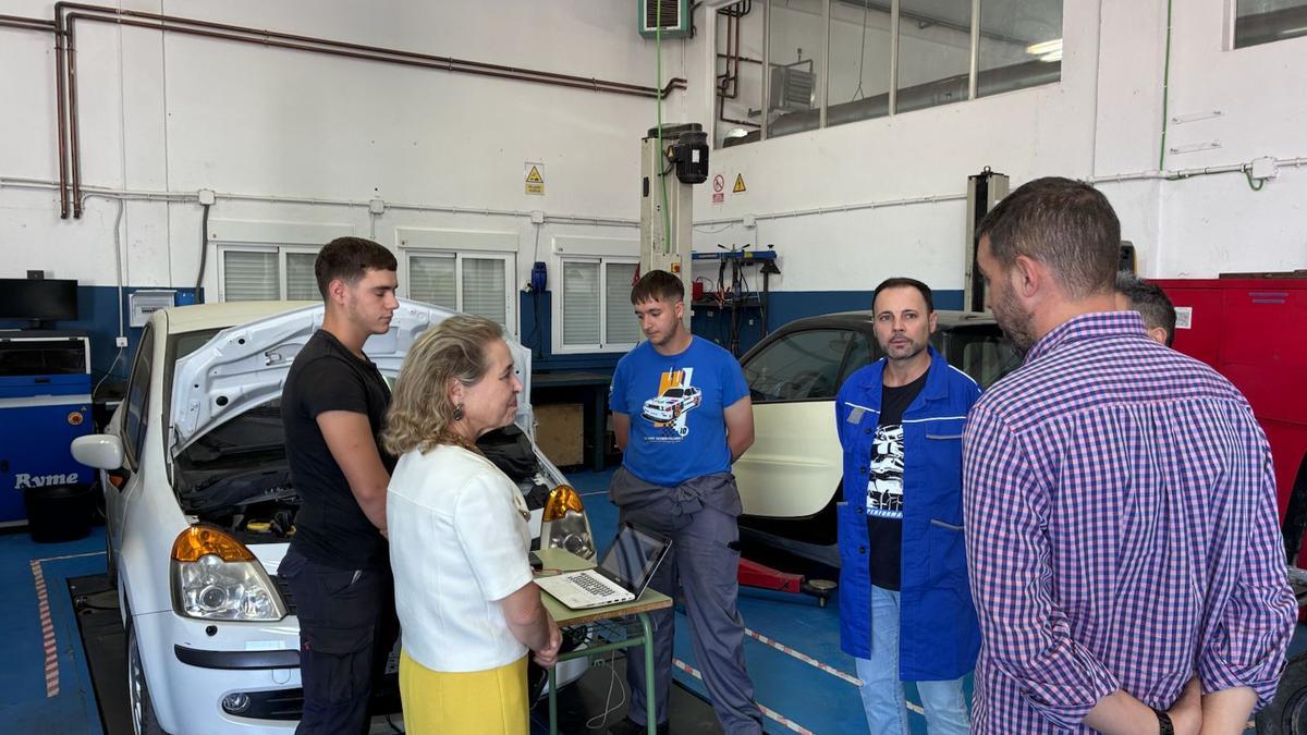 Alumnado de transporte y mantenimiento de vehículos.