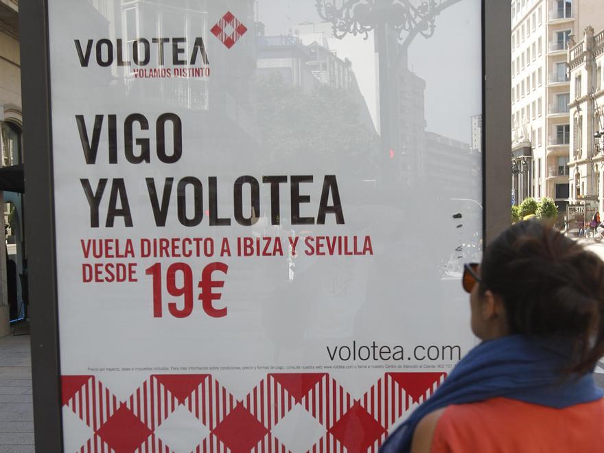 Un cartel de Volotea promocionando sus primeros vuelos desde el aeropuerto de Vigo en 2012, el año de su fundación