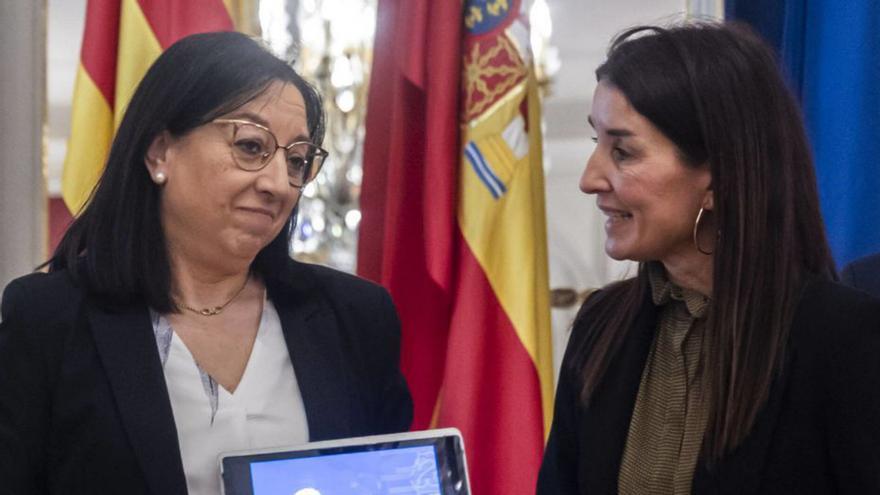 La presidenta de las Corts, Massó, y la consellera de Hacienda, Merino. | GERMÁN CABALLERO