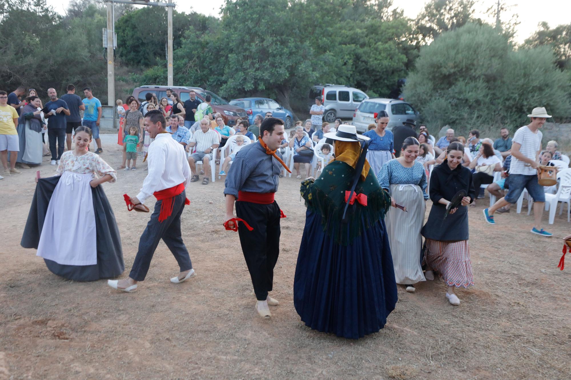 Las imágenes de la 'ballada' popular en el Pou des Escarabats, en Buscastell.