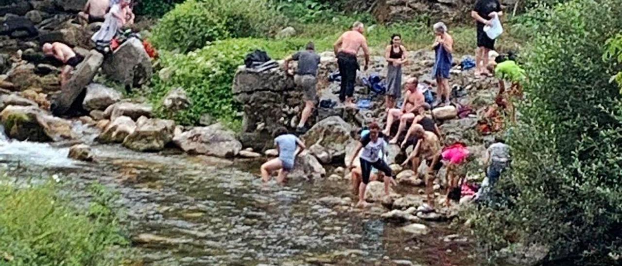 Los excursionistas, en el río Nalón, en Soto de Caso.