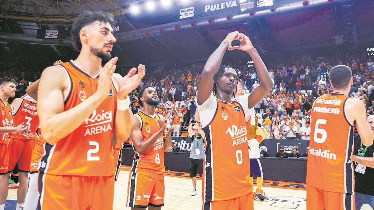 Los jugadores de Valencia Basket agradecen el apoyo de la Fonteta después de un partido