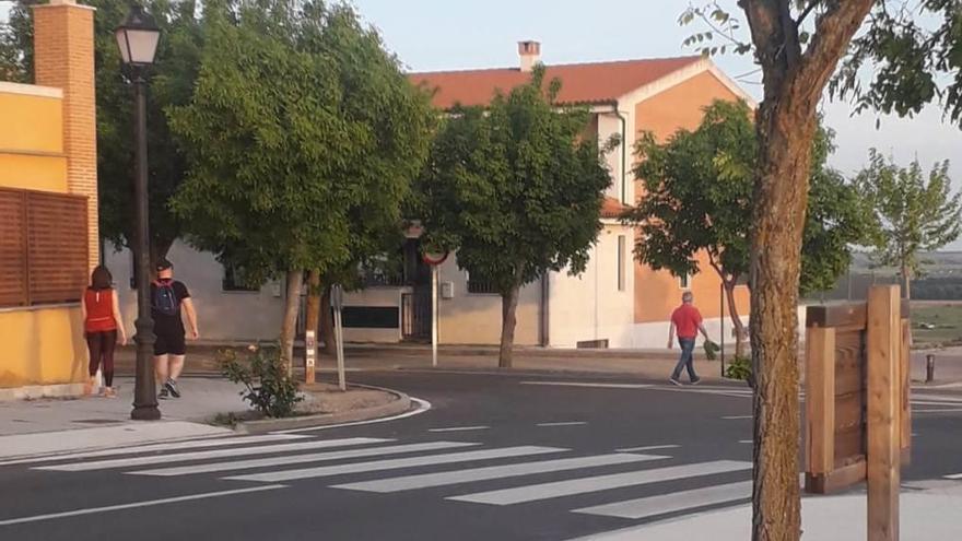 Vecinos pasean por las calles de Toro.