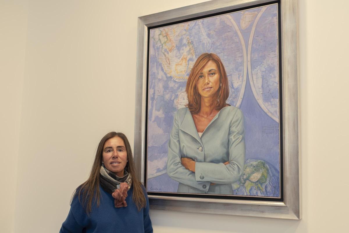 Felipa Jove, junto al retrato de su hermana María José, firmado por Rafael Cidoncha, que preside el vestíbulo de la sede de la Fundación María José Jove, en A Coruña.