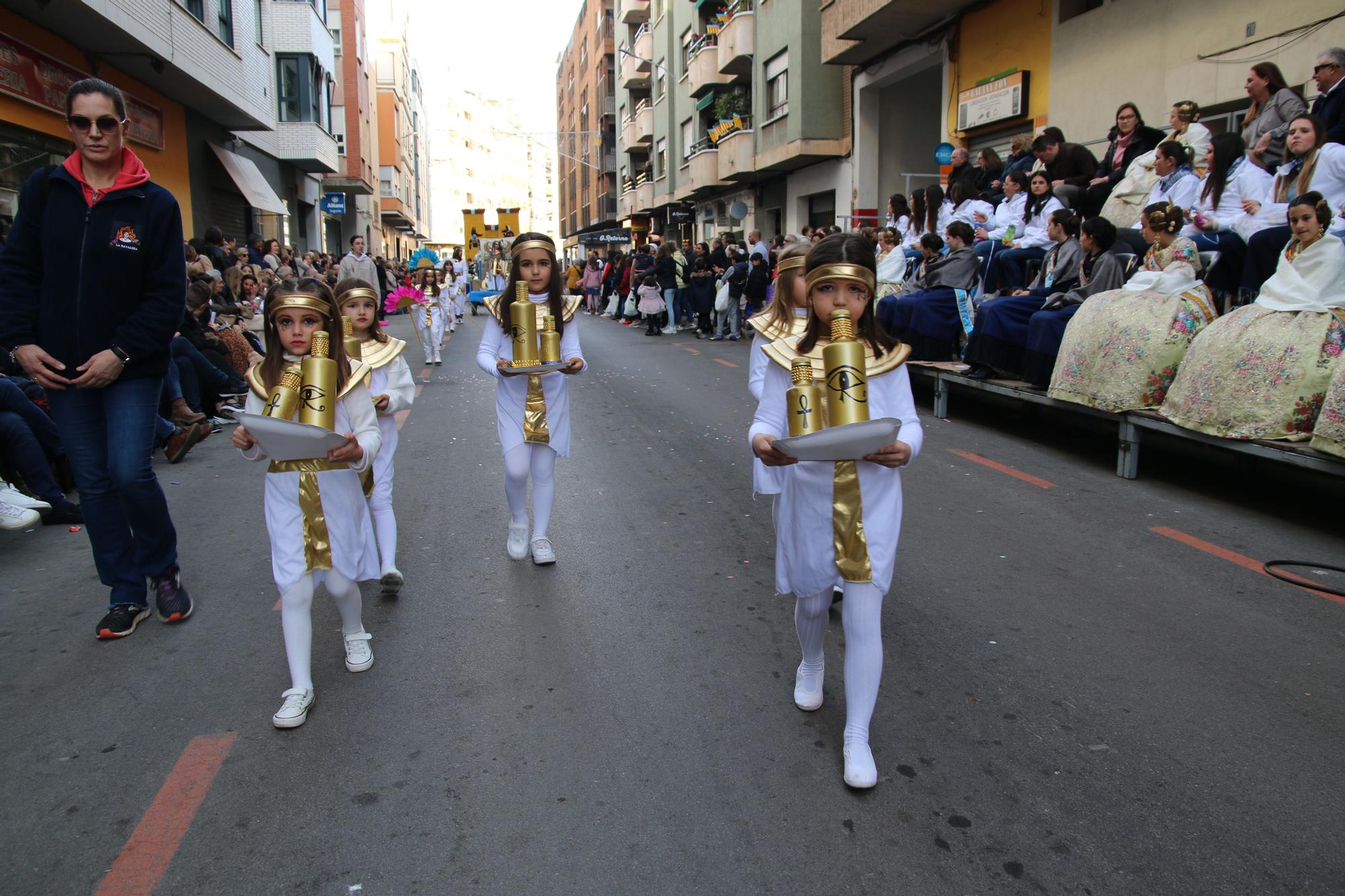 Búscate en las fotos del premio al Barri València en la cabalgata del Ninot infantil de Burriana