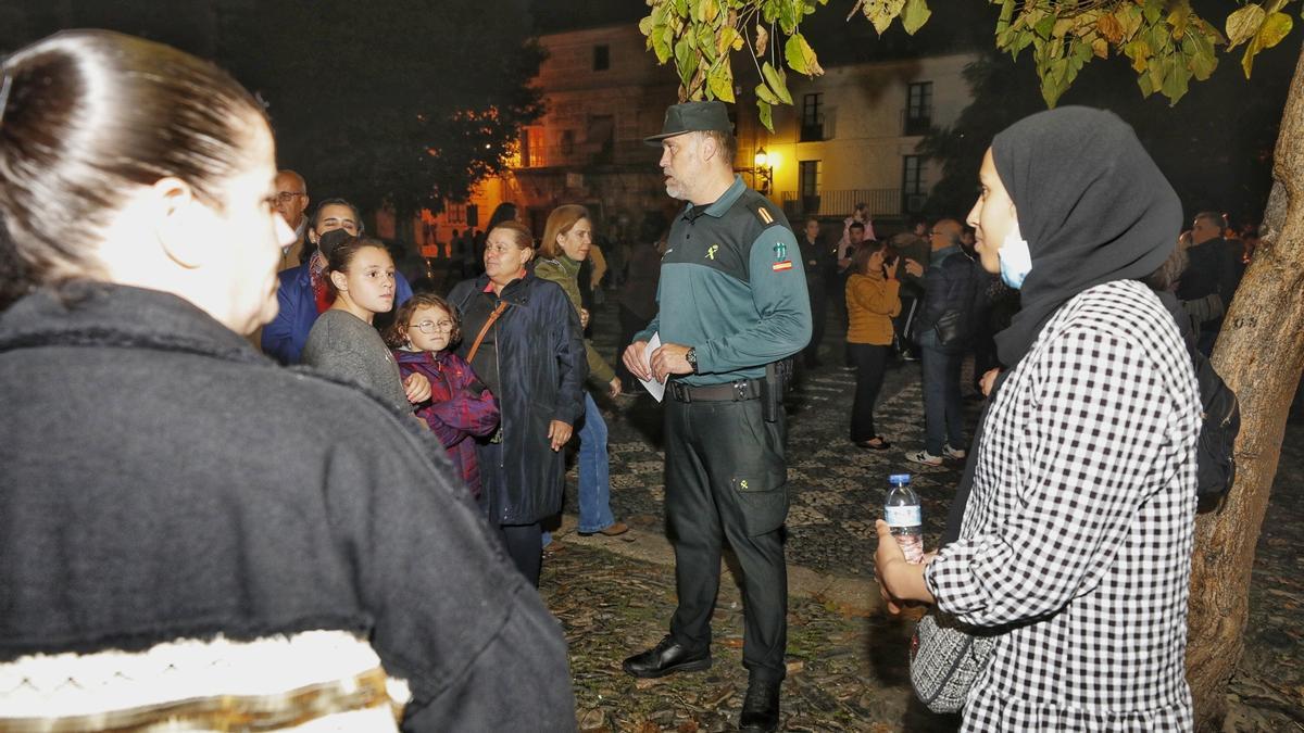 La Guardia Civil conversa con vecinos de Valencia de Alcántara, el día del crimen.