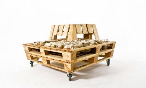 El palé de madera está recubierto de una manta de lana desmontable para que pueda ser lavada.