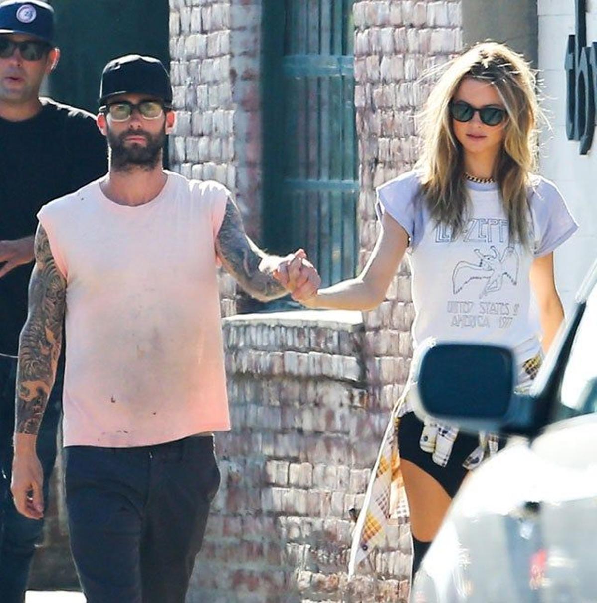 Behati Prinsloo y Adam Levine