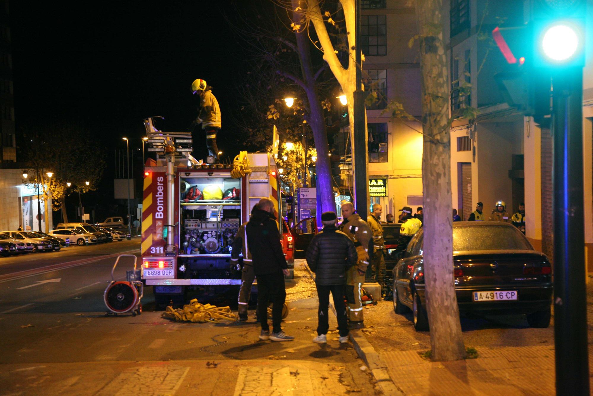 Una persona salta de un segundo piso en un incendio en la calle Valencia de Alcoy