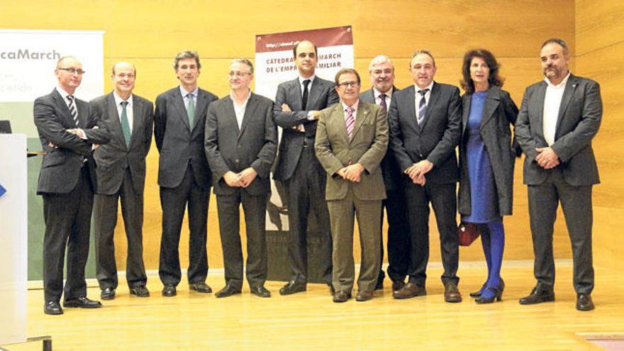 El rector y el director de la cátedra, rodeados de representantes de la Banca March, La Farga Group, CAEB y la ABEF.