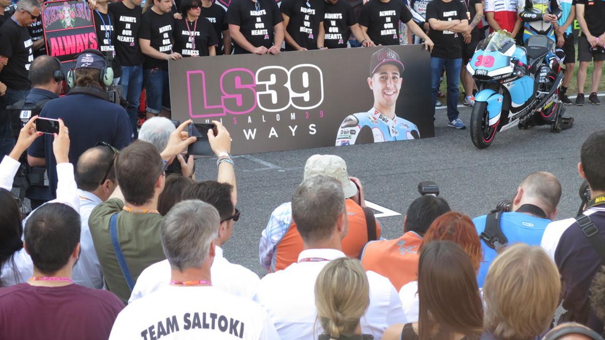 El Mundial, todo el `paddock¿, guardó un emocionado minuto de silencio antes de que arrancase el GP de Catalunya.