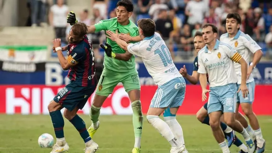 Así ha sido la tangana final entre el Huesca y el Zaragoza