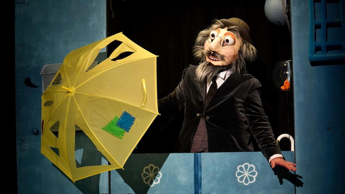 La obra 'Los paraguas de Satie' se acerca a los escolares