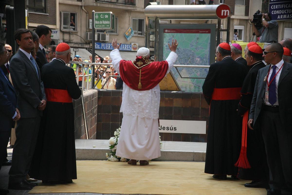 Benedicto XVI, en una parada en la estación de Jesús, días después del accidente.