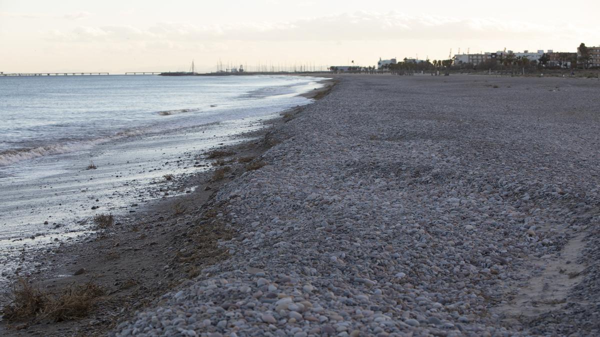 Sur de la playa de Almardà y al fondo Canet, hace unas semanas.