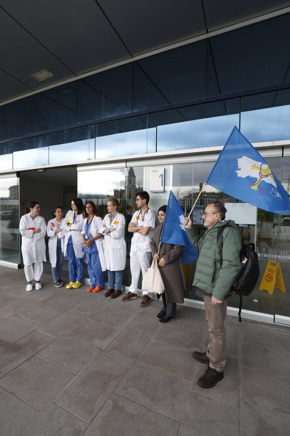 IMÁGENES: Concentraciones en Oviedo y Gijón en el segundo día de huelga médica