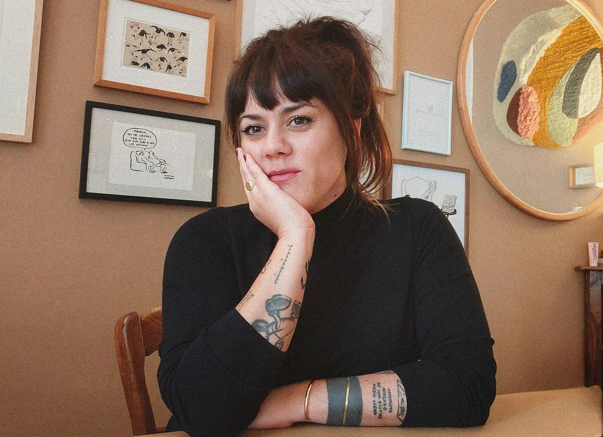 Flavita Banana reside en Barcelona, donde creció y estudió Artes y Diseño y el ciclo de Ilustración, ambos en la Escola Massana.