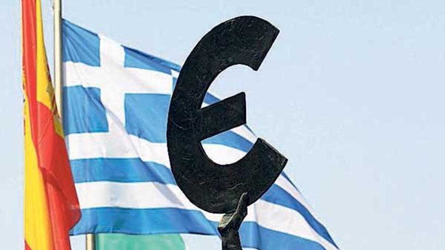 Las banderas de España y Grecia con el símbolo del euro.  // Reuters