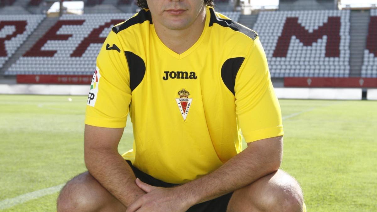 El exjugador del Real Murcia Iturra se retira con 35 años