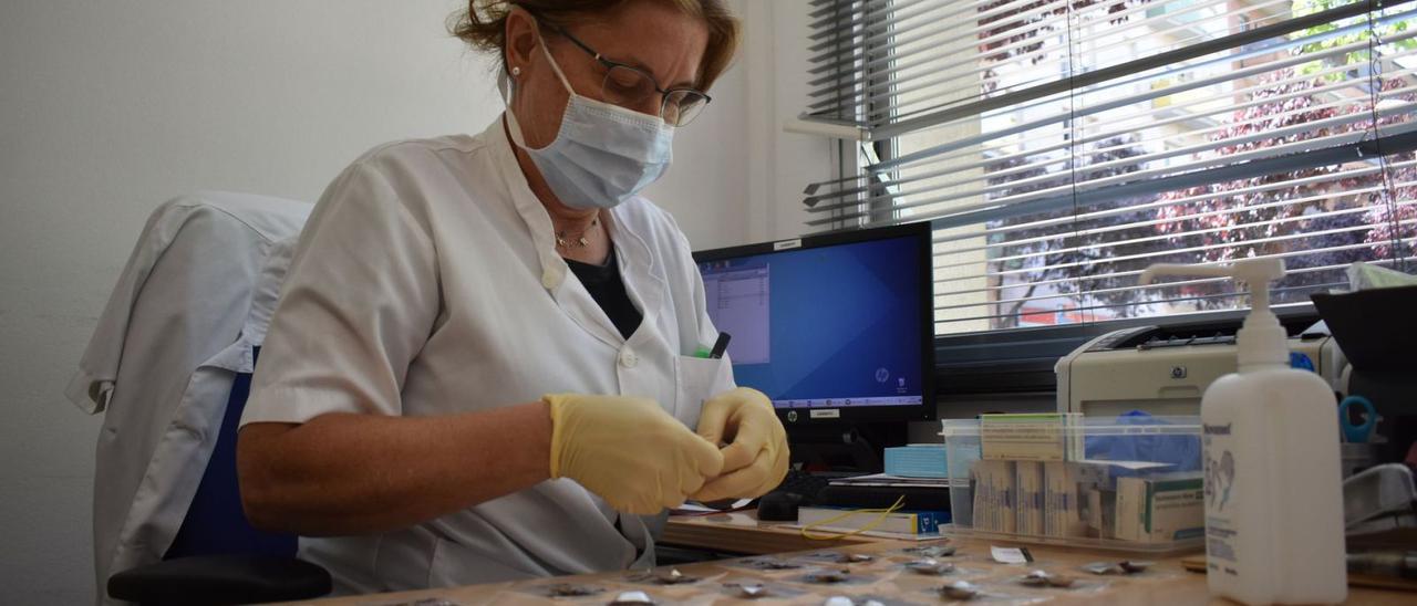 Begoña Gonzalvo, preparant medicació per als tractaments contra les addiccions. | IAS