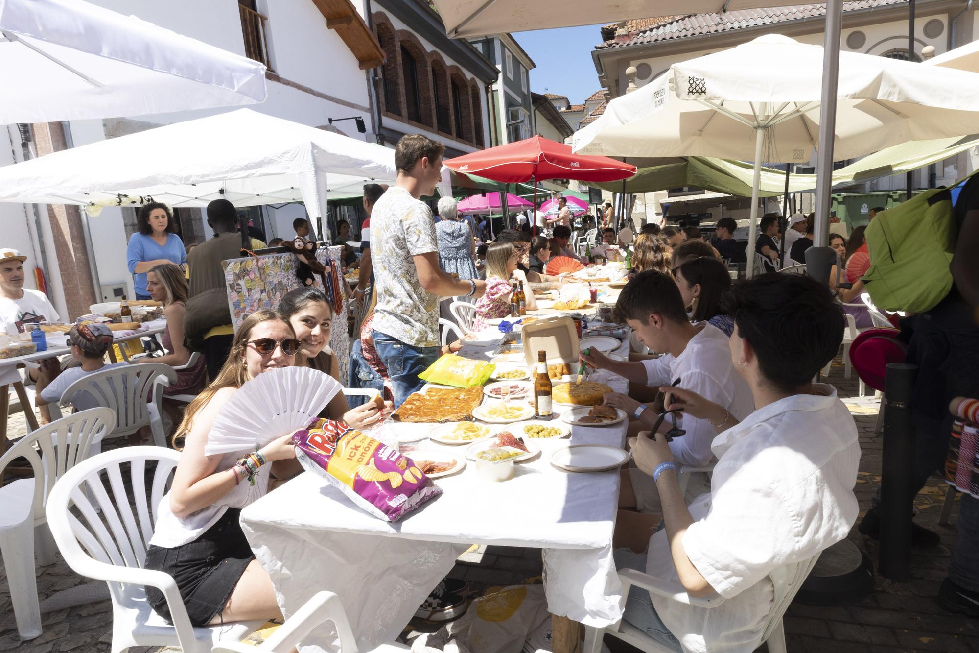 Grado hasta la bandera: lleno total en la comida en la calle de la villa moscona, más multitudinaria que nunca