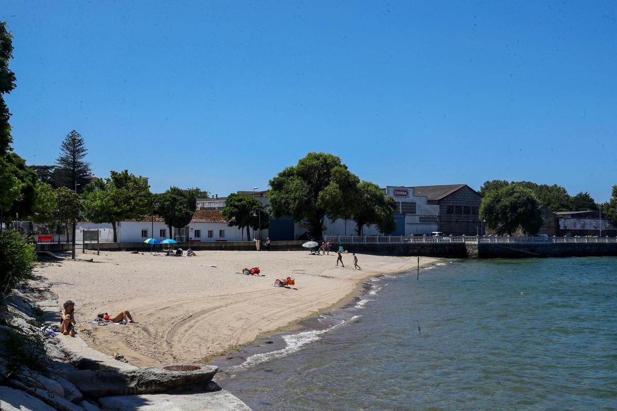 Estructuras de hormigón que han quedado a la vista en la playa de O Preguntoiro.