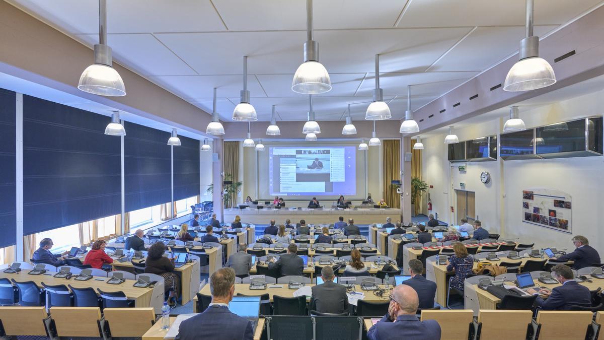 Delegados reunidos en la Sala del Consejo del CERN.