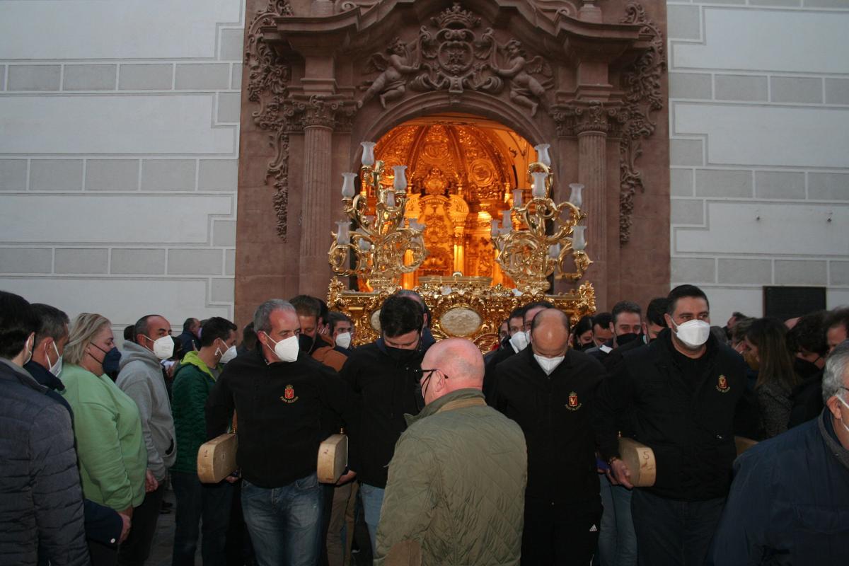 El trono de la titular del Paso Blanco cruzando el umbral de la capilla del Rosario.
