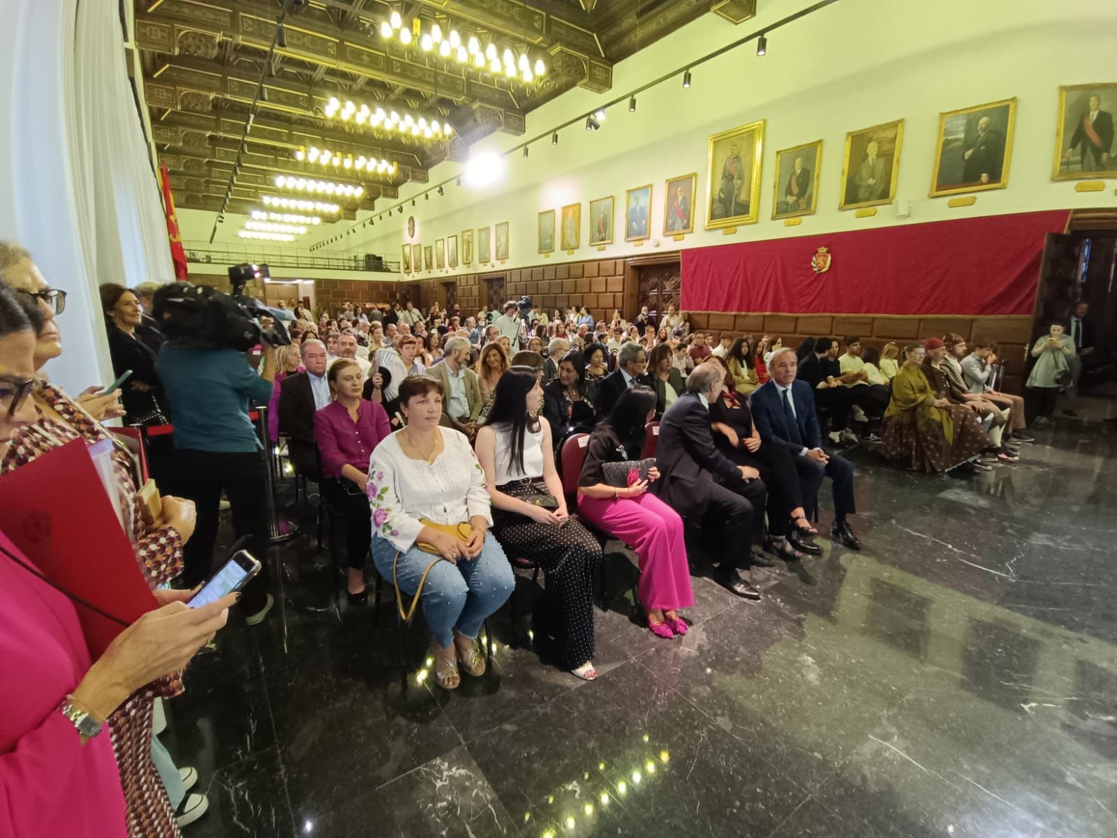 Zaragoza ha detenido las Fiestas del Pilar cinco minutos en repulsa por la agresión sexista