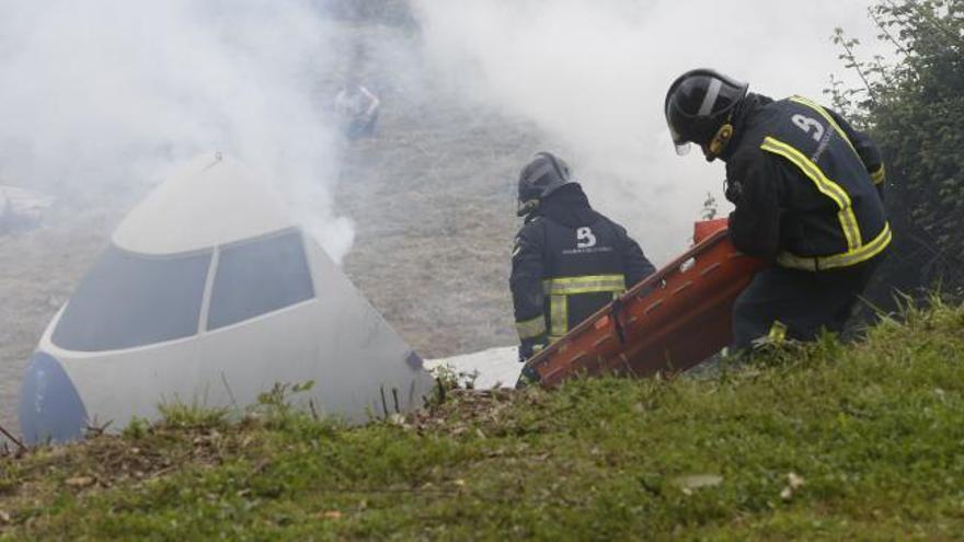 Un accidente de avión y una cadena de fuegos ponen a prueba a los servicios de emergencia en Asturias