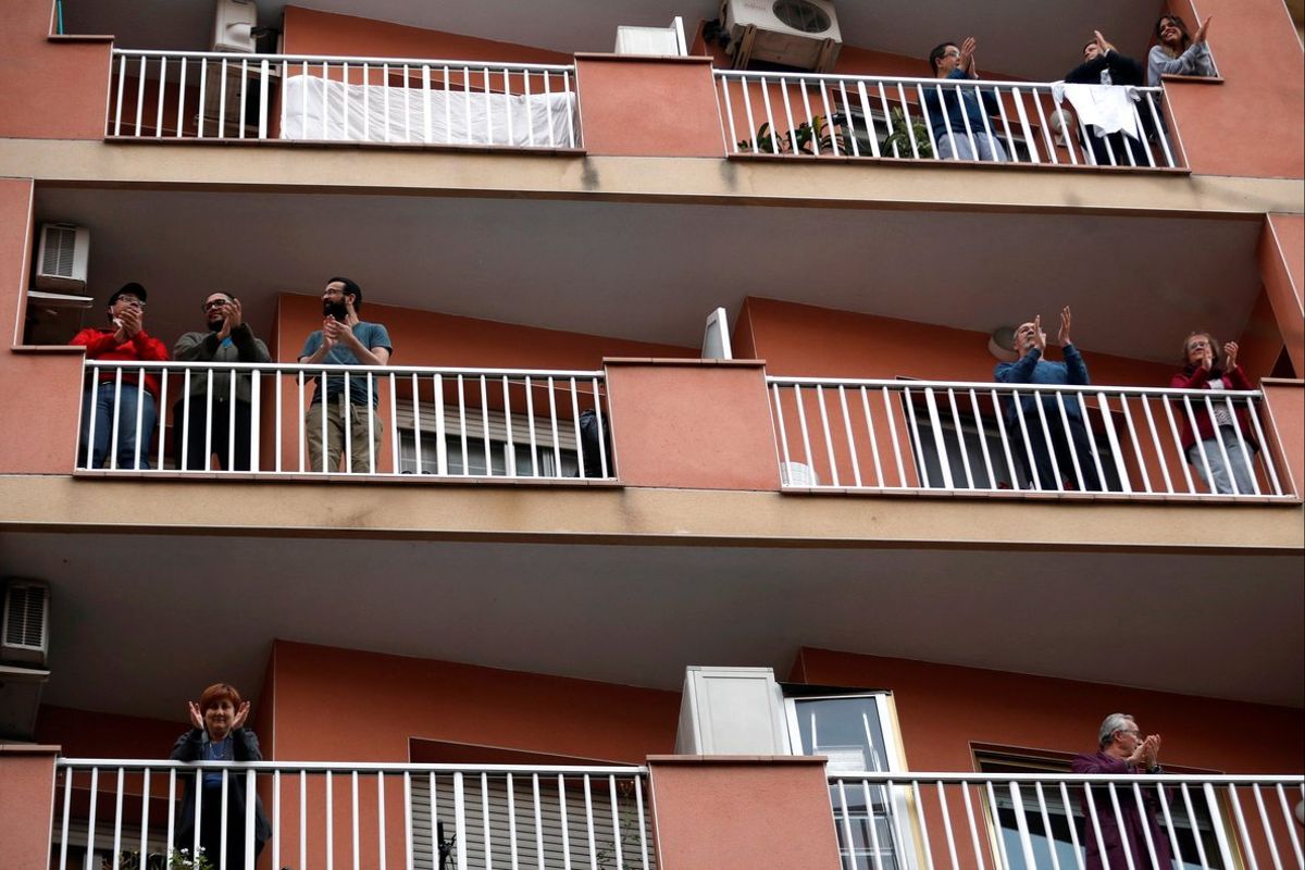 Vecinos de L’Hospitalet de Llobregat aplaudiendo a los sanitarios en marzo.