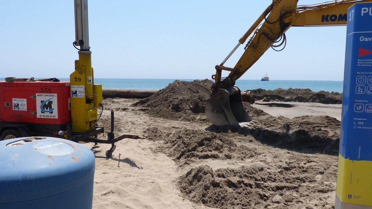 Gavà recibe desde este miércoles 40.000 metros cúbicos de arena para poner a punto las playas