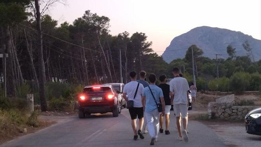 La moda de admirar el ocaso desde el cabo de Sant Antoni de Xàbia colapsa la carretera