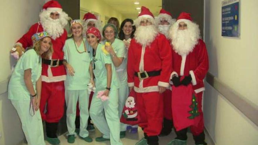 Papá Noel visita a los neonatos y Pediatría