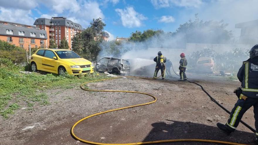 Bomberos intervienen en el fuego declarado en tres vehículos en Santa Cruz de Tenerife